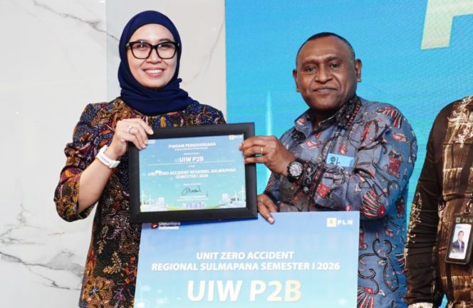 
					General Manager PLN UIW Papua dan Papua Barat, Roberth Rumsaur (kanan), menerima penghargaan pada ajang Awarding Kinerja Direktorat Distribusi Semester I Tahun 2026 atas keberhasilan PLN UIW Papua dan Papua Barat menjaga keandalan sistem kelistrikan serta meraih predikat Zero Accident melalui penerapan budaya Keselamatan dan Kesehatan Kerja (K3) yang konsisten, terstruktur, dan berkelanjutan. (Foto dok: PLN UIW Papua dan Papua Barat)