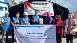 Penyarahan bantuan paket sembako secara simbolis oleh Manager PLN UP3 Sorong kepada perwakilan koodinator Posko Bencana. (Foto dok: PLN UIW Papua dan Papua Barat)
