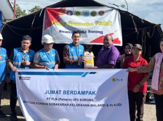 Penyarahan bantuan paket sembako secara simbolis oleh Manager PLN UP3 Sorong kepada perwakilan koodinator Posko Bencana. (Foto dok: PLN UIW Papua dan Papua Barat)
