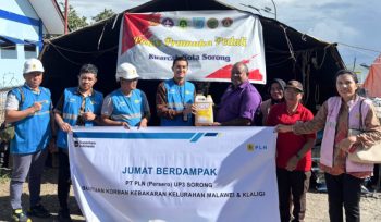 Penyarahan bantuan paket sembako secara simbolis oleh Manager PLN UP3 Sorong kepada perwakilan koodinator Posko Bencana. (Foto dok: PLN UIW Papua dan Papua Barat)