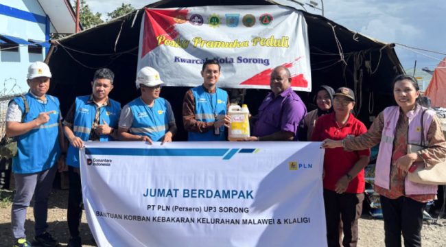 Penyarahan bantuan paket sembako secara simbolis oleh Manager PLN UP3 Sorong kepada perwakilan koodinator Posko Bencana. (Foto dok: PLN UIW Papua dan Papua Barat)