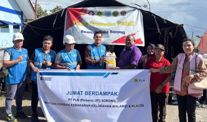 
					Penyarahan bantuan paket sembako secara simbolis oleh Manager PLN UP3 Sorong kepada perwakilan koodinator Posko Bencana. (Foto dok: PLN UIW Papua dan Papua Barat)