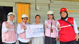 Senyum kebahagiaan Ibu Nengsih (tengah) salah satu warga penerima manfaat bersama para Srikandi PLN Unit Induk Wilayah (UIW) Papua dan Papua Barat di Merauke, Papua Selatan. (Foto dok: PLN UIW Papua dan Papua Barat)