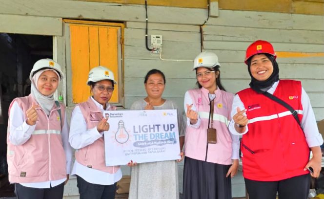 
					Senyum kebahagiaan Ibu Nengsih (tengah) salah satu warga penerima manfaat bersama para Srikandi PLN Unit Induk Wilayah (UIW) Papua dan Papua Barat di Merauke, Papua Selatan. (Foto dok: PLN UIW Papua dan Papua Barat)