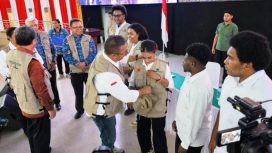 Perwakilan PTFI dari Departemen Community Relations, Alfnons Pramonodewo Ramidi, secara simbolis menyerahkan perlengkapan KKN berupa rompi dan topi kepada salah satu mahasiswa Uncen yang akan melaksanakan KKN di Kabupaten Kepulauan Yapen. (Foto dok: PTFI)