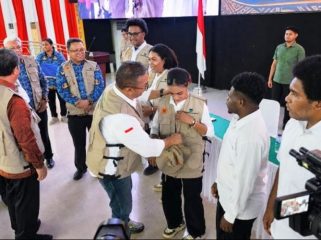Perwakilan PTFI dari Departemen Community Relations, Alfnons Pramonodewo Ramidi, secara simbolis menyerahkan perlengkapan KKN berupa rompi dan topi kepada salah satu mahasiswa Uncen yang akan melaksanakan KKN di Kabupaten Kepulauan Yapen. (Foto dok: PTFI)