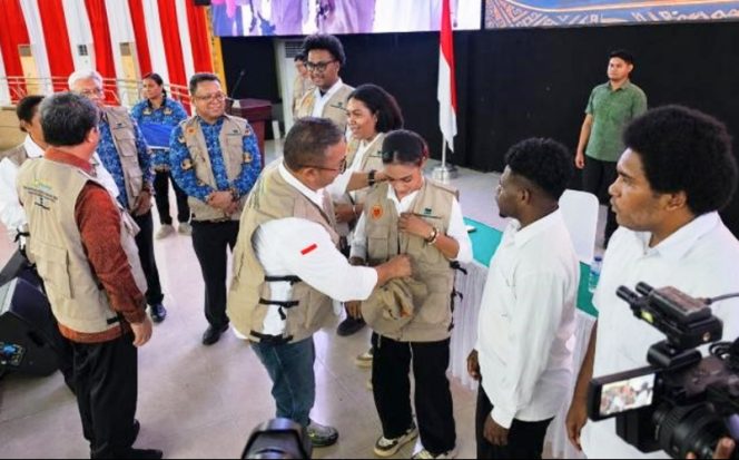 
					Perwakilan PTFI dari Departemen Community Relations, Alfnons Pramonodewo Ramidi, secara simbolis menyerahkan perlengkapan KKN berupa rompi dan topi kepada salah satu mahasiswa Uncen yang akan melaksanakan KKN di Kabupaten Kepulauan Yapen. (Foto dok: PTFI)