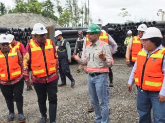 (Kiri ke kanan) Wakil Bupati Mimika Emanuel Kemong, Bupati Mimika Johannes Rettob, Director & EVP Sustainable Development PTFI Claus Wamafma, dan VP Government Relations PTFI Lenny Josephina saat meninjau lokasi Mile 34, Distrik Kuala Kencana, Kabupaten Mimika, Kamis (9/7). (Foto dok: PTFI) 