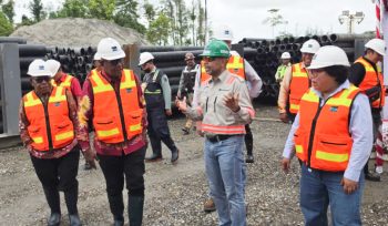(Kiri ke kanan) Wakil Bupati Mimika Emanuel Kemong, Bupati Mimika Johannes Rettob, Director & EVP Sustainable Development PTFI Claus Wamafma, dan VP Government Relations PTFI Lenny Josephina saat meninjau lokasi Mile 34, Distrik Kuala Kencana, Kabupaten Mimika, Kamis (9/7). (Foto dok: PTFI) 