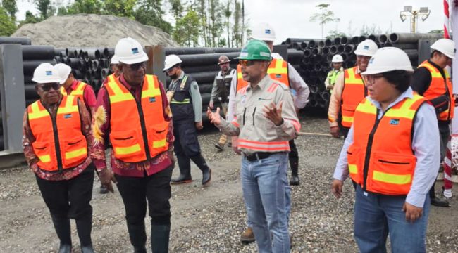 (Kiri ke kanan) Wakil Bupati Mimika Emanuel Kemong, Bupati Mimika Johannes Rettob, Director & EVP Sustainable Development PTFI Claus Wamafma, dan VP Government Relations PTFI Lenny Josephina saat meninjau lokasi Mile 34, Distrik Kuala Kencana, Kabupaten Mimika, Kamis (9/7). (Foto dok: PTFI) 