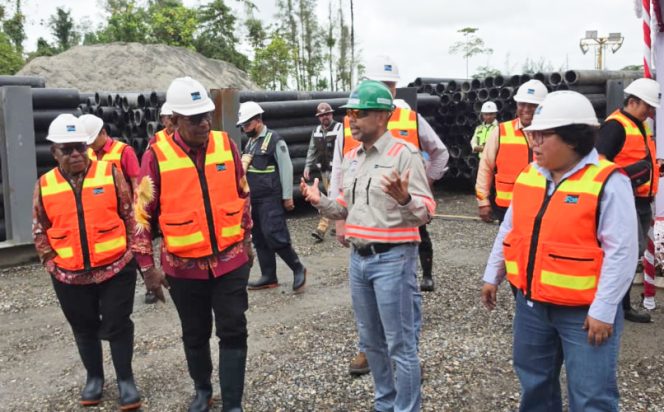 
					(Kiri ke kanan) Wakil Bupati Mimika Emanuel Kemong, Bupati Mimika Johannes Rettob, Director & EVP Sustainable Development PTFI Claus Wamafma, dan VP Government Relations PTFI Lenny Josephina saat meninjau lokasi Mile 34, Distrik Kuala Kencana, Kabupaten Mimika, Kamis (9/7). (Foto dok: PTFI) 