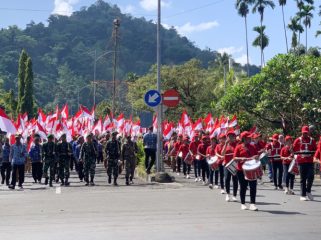 Rangkaian Parade Merah Putih menjelang peringatan HUT Ke-81 RI Tahun 2026 di Serui, Kepulauan Yapen. (KabarPapua.co/Ainun Faathirjal)