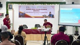 Analis Edukasi dan Perlindungan Konsumen OJK Papua menyampaikan materi literasi keuangan kepada ASN dalam kegiatan Nokenku di Kabupaten Kepulauan Yapen. (Foto dok: IST)