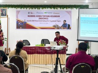 Analis Edukasi dan Perlindungan Konsumen OJK Papua menyampaikan materi literasi keuangan kepada ASN dalam kegiatan Nokenku di Kabupaten Kepulauan Yapen. (Foto dok: IST)