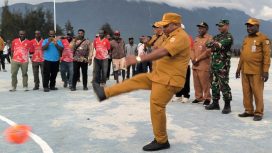 Pj Sekda Puncak, Nenu Tabuni, mewakili bupati secara resmi membuka iven  futsal dan voli, ditandai penendangan bola pertama pada pertandingan futsal. (Foto dok: Diskominfo Puncak)
