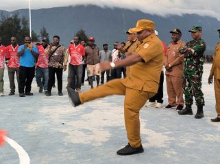 Pj Sekda Puncak, Nenu Tabuni, mewakili bupati secara resmi membuka iven  futsal dan voli, ditandai penendangan bola pertama pada pertandingan futsal. (Foto dok: Diskominfo Puncak)