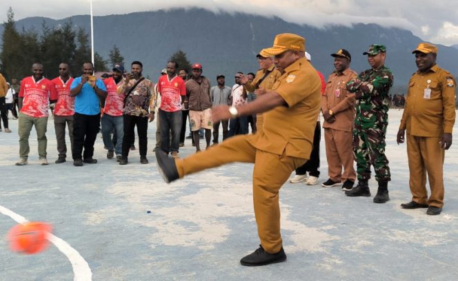 
					Pj Sekda Puncak, Nenu Tabuni, mewakili bupati secara resmi membuka iven  futsal dan voli, ditandai penendangan bola pertama pada pertandingan futsal. (Foto dok: Diskominfo Puncak)