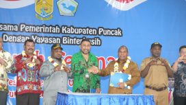 Prosesi penyerahan secara resmi oleh Pj Sekda Puncak Nenu Tabuni kepada Ketua Yayasan Binterbusih, Pascalis Abner beserta jajarannya di Semarang, Jawa Tengah. (Foto dok: Diskominfo Puncak)