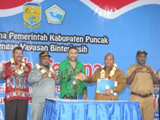 Prosesi penyerahan secara resmi oleh Pj Sekda Puncak Nenu Tabuni kepada Ketua Yayasan Binterbusih, Pascalis Abner beserta jajarannya di Semarang, Jawa Tengah. (Foto dok: Diskominfo Puncak)