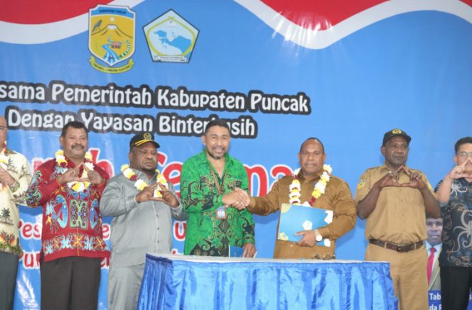 
					Prosesi penyerahan secara resmi oleh Pj Sekda Puncak Nenu Tabuni kepada Ketua Yayasan Binterbusih, Pascalis Abner beserta jajarannya di Semarang, Jawa Tengah. (Foto dok: Diskominfo Puncak)