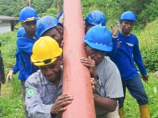 Tim PLN bergotong royong memikul tiang listrik melintasi medan yang menantang di Kampung Sum, Kabupaten Fakfak. (Foto dok: PLN UIW Papua dan Papua Barat) 