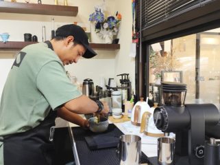 Faisal Mustakim (35), pengelola kedai BM Coffee di Kotaraja, Kota Jayapura, secara konsisten mengandalkan energi listrik dari PLN dengan menggunakan peralatan listrik seperti teko listrik dan kompor induksi. (Foto dok: PLN UIW Papua dan Papua Barat)