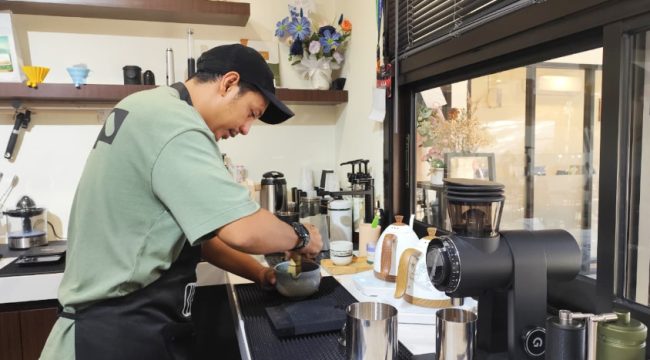 Faisal Mustakim (35), pengelola kedai BM Coffee di Kotaraja, Kota Jayapura, secara konsisten mengandalkan energi listrik dari PLN dengan menggunakan peralatan listrik seperti teko listrik dan kompor induksi. (Foto dok: PLN UIW Papua dan Papua Barat)