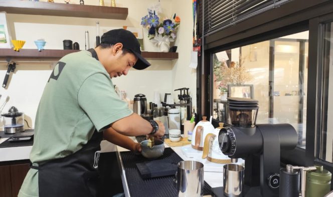 
					Faisal Mustakim (35), pengelola kedai BM Coffee di Kotaraja, Kota Jayapura, secara konsisten mengandalkan energi listrik dari PLN dengan menggunakan peralatan listrik seperti teko listrik dan kompor induksi. (Foto dok: PLN UIW Papua dan Papua Barat)