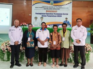 Saat foto bersama usai pembukaan resmi workshop: “Peningkatan Kapasitas Perempuan Gereja dalam Pengelolaan UMKM”. (KabarPapua.co/Agies Pranoto)