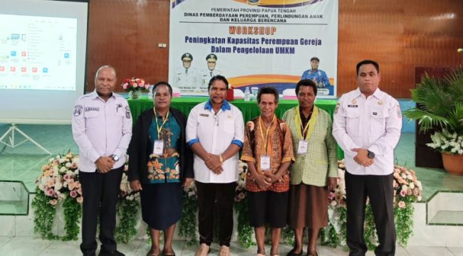 Saat foto bersama usai pembukaan resmi workshop: “Peningkatan Kapasitas Perempuan Gereja dalam Pengelolaan UMKM”. (KabarPapua.co/Agies Pranoto)
