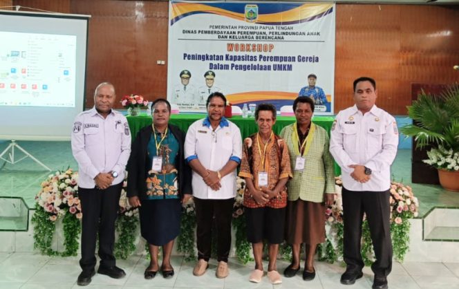 
					Saat foto bersama usai pembukaan resmi workshop: “Peningkatan Kapasitas Perempuan Gereja dalam Pengelolaan UMKM”. (KabarPapua.co/Agies Pranoto)