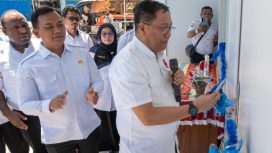 Penjabat Sekda Papua Tengah Silwanus Soemoele saat melakukan pengguntingan pita sebagai simbol resmi dibukanya operasional gedung kantor baru Dinas Perkebunan dan Peternakan Provinsi Papua Tengah. (KabarPapua.co/Agies Pranoto)