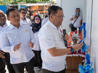 Penjabat Sekda Papua Tengah Silwanus Soemoele saat melakukan pengguntingan pita sebagai simbol resmi dibukanya operasional gedung kantor baru Dinas Perkebunan dan Peternakan Provinsi Papua Tengah. (KabarPapua.co/Agies Pranoto)