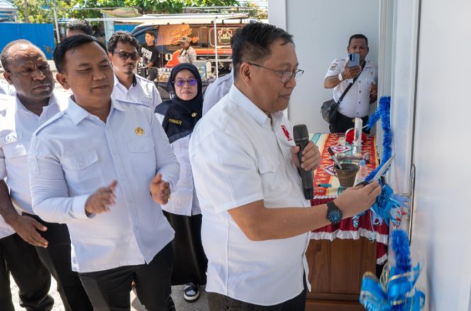 
					Penjabat Sekda Papua Tengah Silwanus Soemoele saat melakukan pengguntingan pita sebagai simbol resmi dibukanya operasional gedung kantor baru Dinas Perkebunan dan Peternakan Provinsi Papua Tengah. (KabarPapua.co/Agies Pranoto)