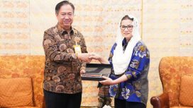 Saat penyerahan santunan kepada ahli waris almarhum Rahmad Gobel. (Foto dok: IST)
