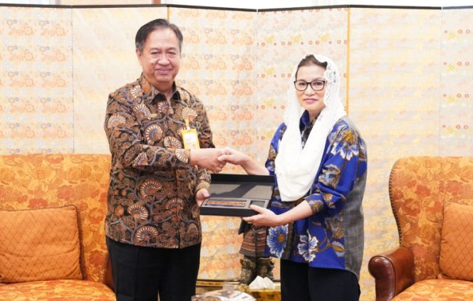 
					Saat penyerahan santunan kepada ahli waris almarhum Rahmad Gobel. (Foto dok: IST)