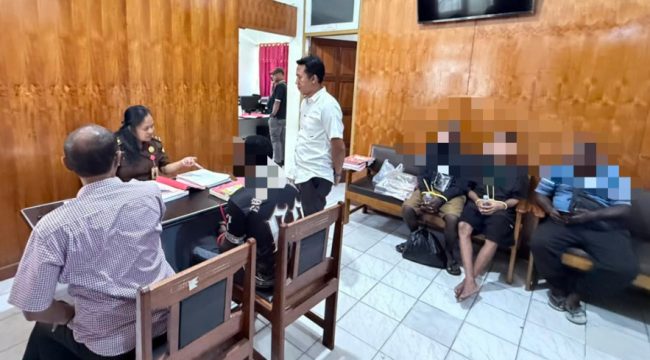 Saat Satreskrim Polres Nabire serahkan tersangka dan barang bukti kasus tindak pidana pencurian kepada Kejari Nabire. (Foto dok: Polres Nabire)