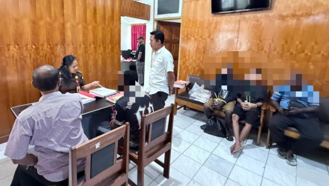 
					Saat Satreskrim Polres Nabire serahkan tersangka dan barang bukti kasus tindak pidana pencurian kepada Kejari Nabire. (Foto dok: Polres Nabire)