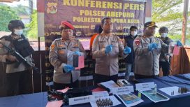Kapolresta Jayapura Kota, Kombes Polisi Fredrickus W. A. Maclarimboen didampingi Kapolsek Abepura Kompol Paulus Hilapok dan Kanit Reskrim Iptu Edwin A. Ayomi saat Press Conference di Mapolsek Abepura, Kota Jayapura, Papua. (KabarPapua.co/Imelda)