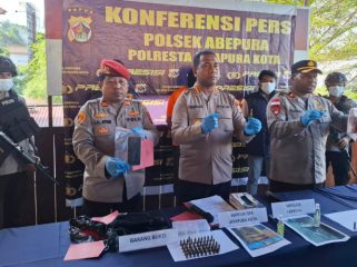 Kapolresta Jayapura Kota, Kombes Polisi Fredrickus W. A. Maclarimboen didampingi Kapolsek Abepura Kompol Paulus Hilapok dan Kanit Reskrim Iptu Edwin A. Ayomi saat Press Conference di Mapolsek Abepura, Kota Jayapura, Papua. (KabarPapua.co/Imelda)
