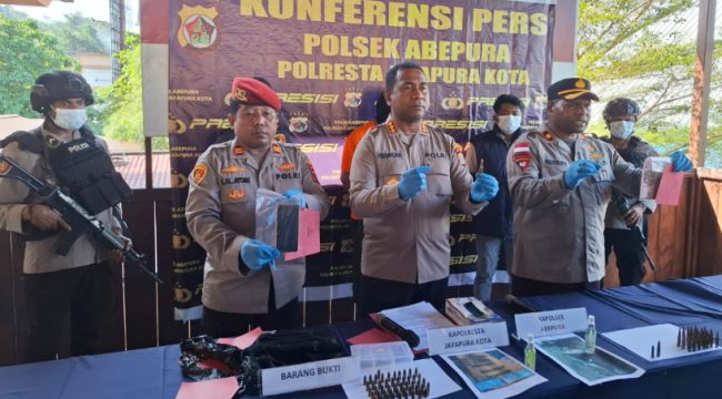 Kapolresta Jayapura Kota, Kombes Polisi Fredrickus W. A. Maclarimboen didampingi Kapolsek Abepura Kompol Paulus Hilapok dan Kanit Reskrim Iptu Edwin A. Ayomi saat Press Conference di Mapolsek Abepura, Kota Jayapura, Papua. (KabarPapua.co/Imelda)