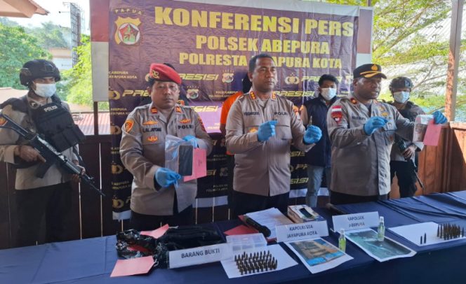 
					Kapolresta Jayapura Kota, Kombes Polisi Fredrickus W. A. Maclarimboen didampingi Kapolsek Abepura Kompol Paulus Hilapok dan Kanit Reskrim Iptu Edwin A. Ayomi saat Press Conference di Mapolsek Abepura, Kota Jayapura, Papua. (KabarPapua.co/Imelda)