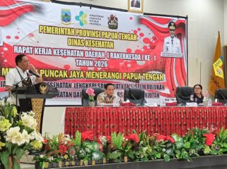 Saat Pj Sekda) Provinsi Papua Tengah Silwanus A. Soemoele membuka Raker Kesehatan Daerah Se-Provinsi Papua Tengah di Aula Sasana Kaonak, Kabupaten Puncak Jaya, Kamis, 2 Juli 2026. (KabarPapua.co/Agies Pranoto)
