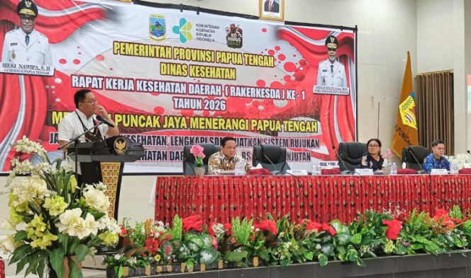 
					Saat Pj Sekda) Provinsi Papua Tengah Silwanus A. Soemoele membuka Raker Kesehatan Daerah Se-Provinsi Papua Tengah di Aula Sasana Kaonak, Kabupaten Puncak Jaya, Kamis, 2 Juli 2026. (KabarPapua.co/Agies Pranoto)
