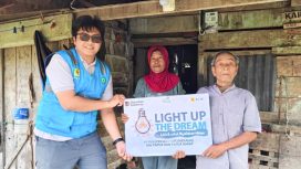 Petugas PLN serahkan simbolis program Light Up The Dream kepada Karyo Sudarmo, menandai penyerahan resmi instalasi listrik gratis bagi keluarga Karyo di Tanah Miring, Merauke, Papua Selatan. (Foto dok: PLN UIW Papua dan Papua Barat)