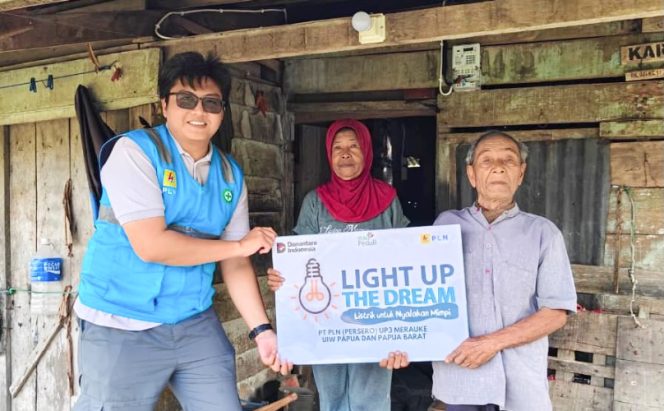 
					Petugas PLN serahkan simbolis program Light Up The Dream kepada Karyo Sudarmo, menandai penyerahan resmi instalasi listrik gratis bagi keluarga Karyo di Tanah Miring, Merauke, Papua Selatan. (Foto dok: PLN UIW Papua dan Papua Barat)