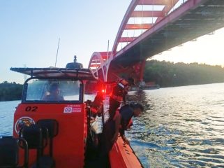 Tim SAR gabungan berhasil menemukan korban jatuh di Jembatan Merah, Kota Jayapura, Papua. (Foto dok: Tim SAR Gabungan)