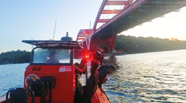 Tim SAR gabungan berhasil menemukan korban jatuh di Jembatan Merah, Kota Jayapura, Papua. (Foto dok: Tim SAR Gabungan)