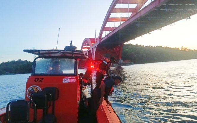 
					Tim SAR gabungan berhasil menemukan korban jatuh di Jembatan Merah, Kota Jayapura, Papua. (Foto dok: Tim SAR Gabungan)