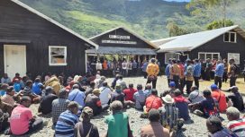 Masyarakat menyampaikan aspirasinya di depan Sekda Provinsi Papua Tengah. (KabarPapua.co/Agies Pranoto)